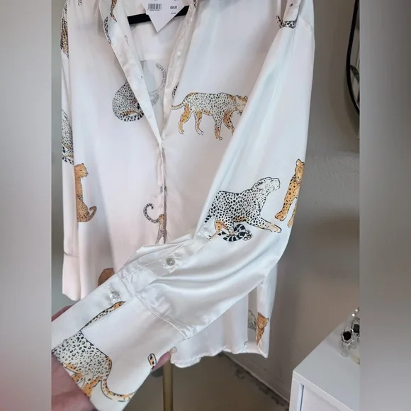 NWT White with Leopard Button Down Shirt - Size Small - Picture 7 of 12